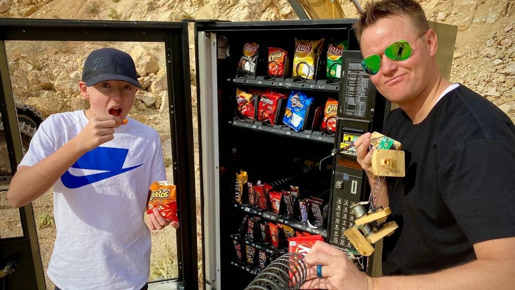 What's inside a Vending Machine? - Tweaks For Geeks